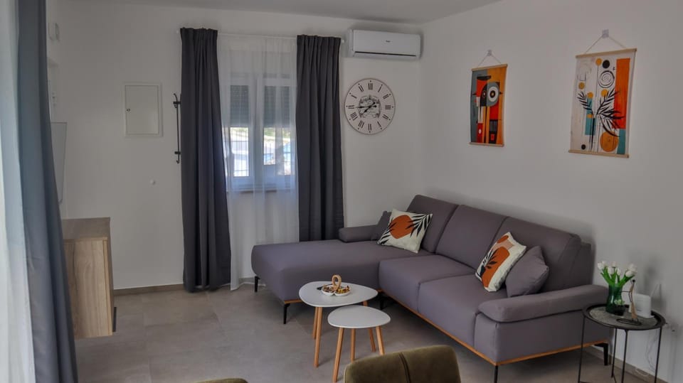 Summer, TV and multimedia, Living room, Seating area, air conditioner