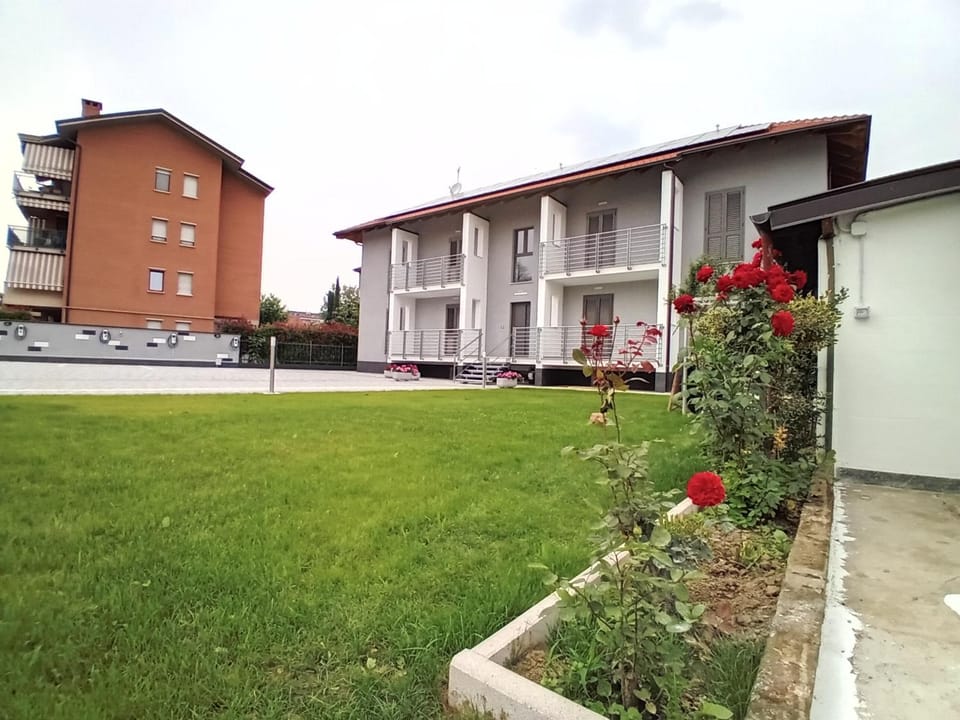 Property building, Spring, Day, Garden