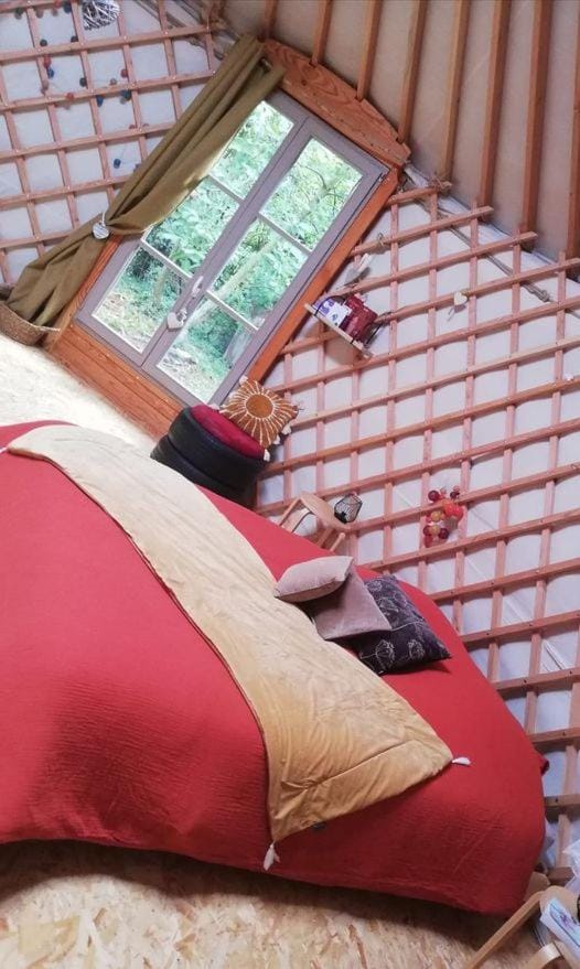 Property building, Bed, Bedroom