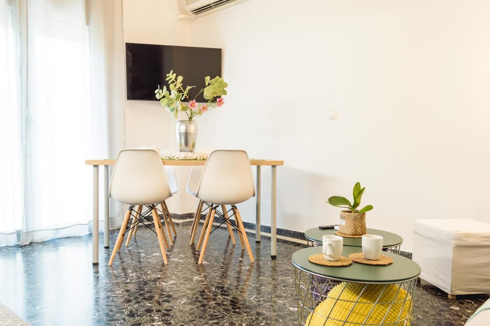 TV and multimedia, Living room, Seating area, Dining area