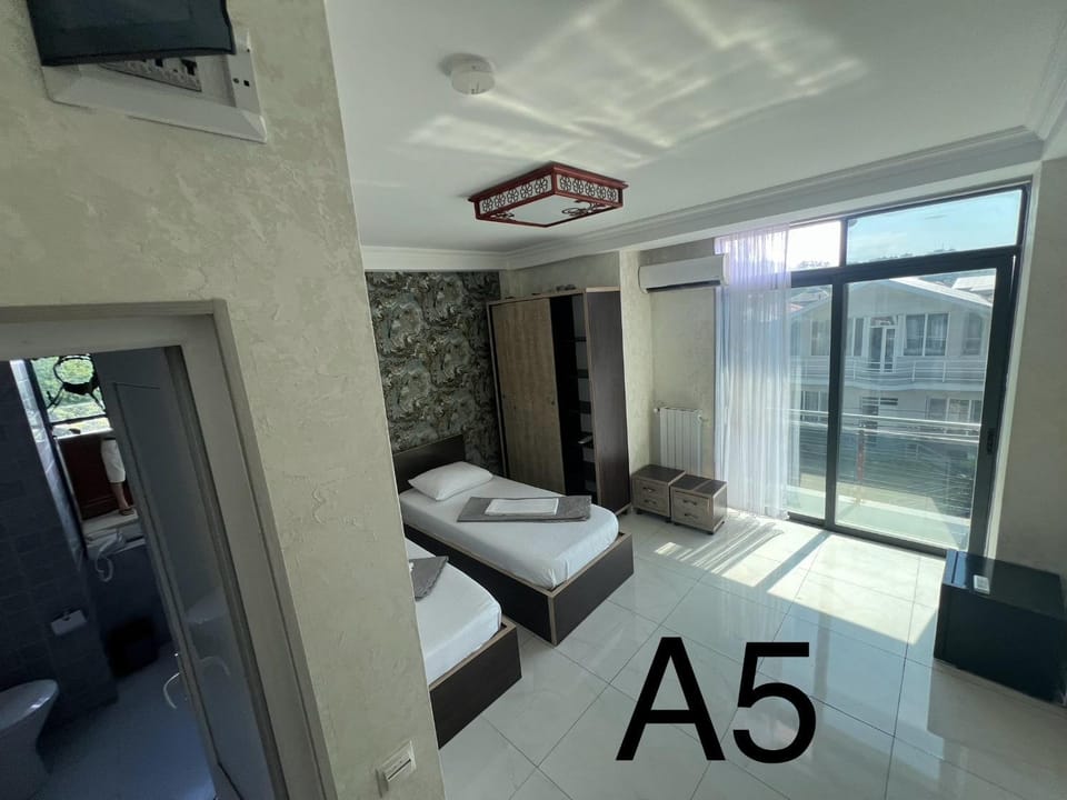 Photo of the whole room, towels, air conditioner