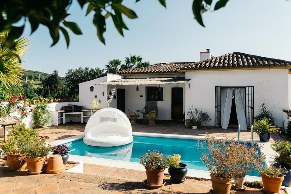 Property building, Garden, Balcony/Terrace, Swimming pool