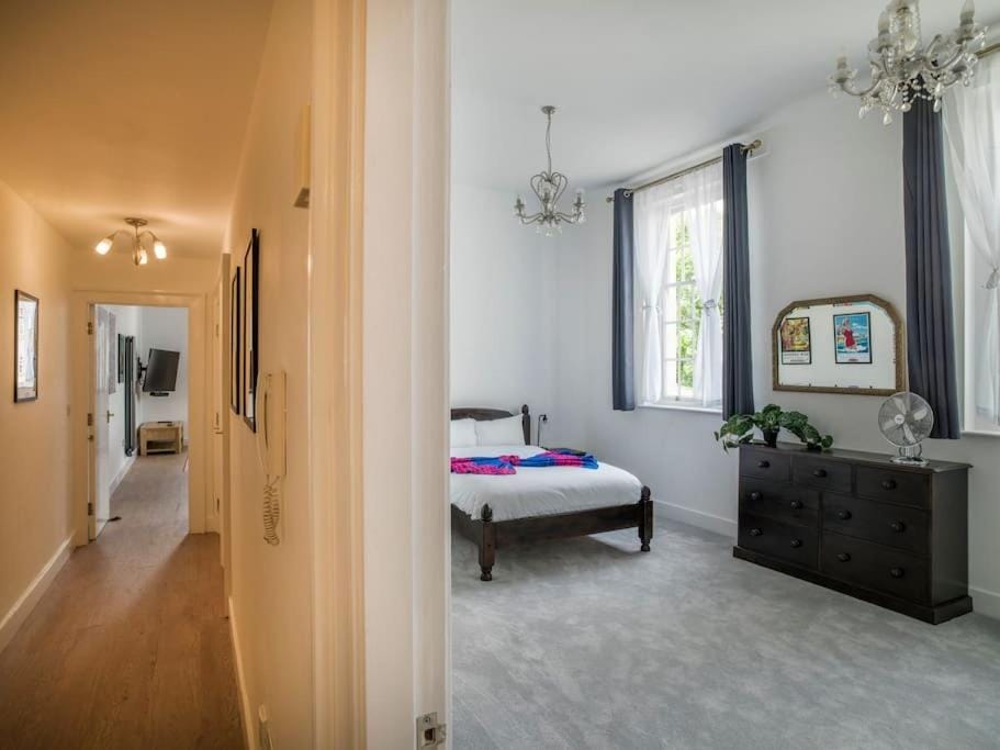 Regency Style Marvel Apartment 1-Bedroom Apartment in Gloucester with Parking Apartment in Gloucester