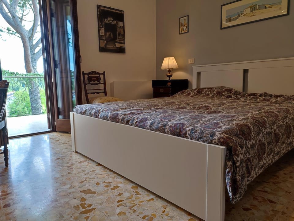 Bed, Balcony/Terrace, Photo of the whole room, Bedroom