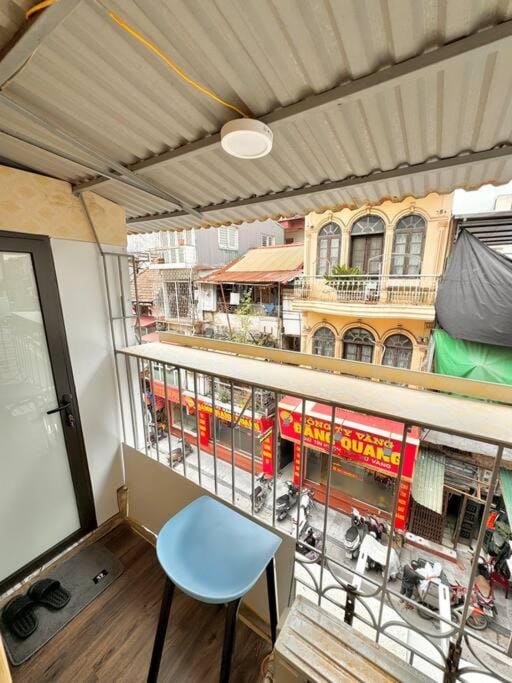 Property building, Patio, Restaurant/places to eat, Day, View (from property/room), Balcony/Terrace, Living room, Banquet/Function facilities, Seating area, City view, Location