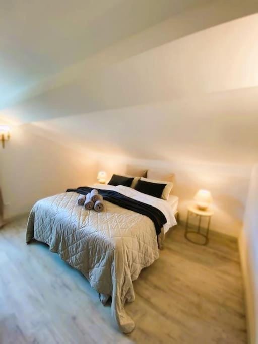 Bed, Photo of the whole room, Bedroom