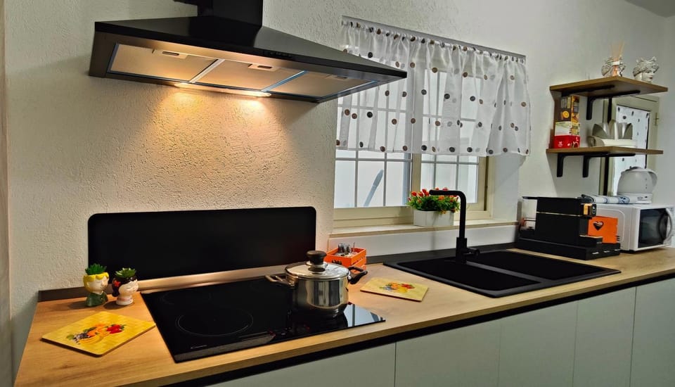 Coffee/tea facilities, Kitchen or kitchenette, stove, toaster