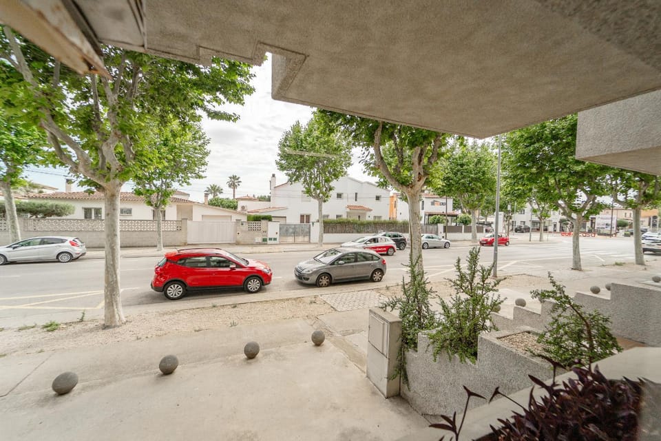 Facade/entrance, Neighbourhood