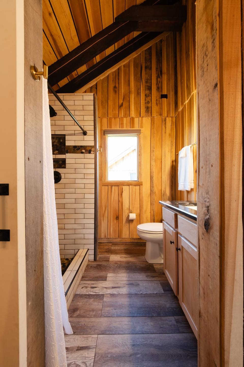 Family Friendly Creekside Cabin, Roam & Play Cabin 3 Cabin in Center Hill Lake