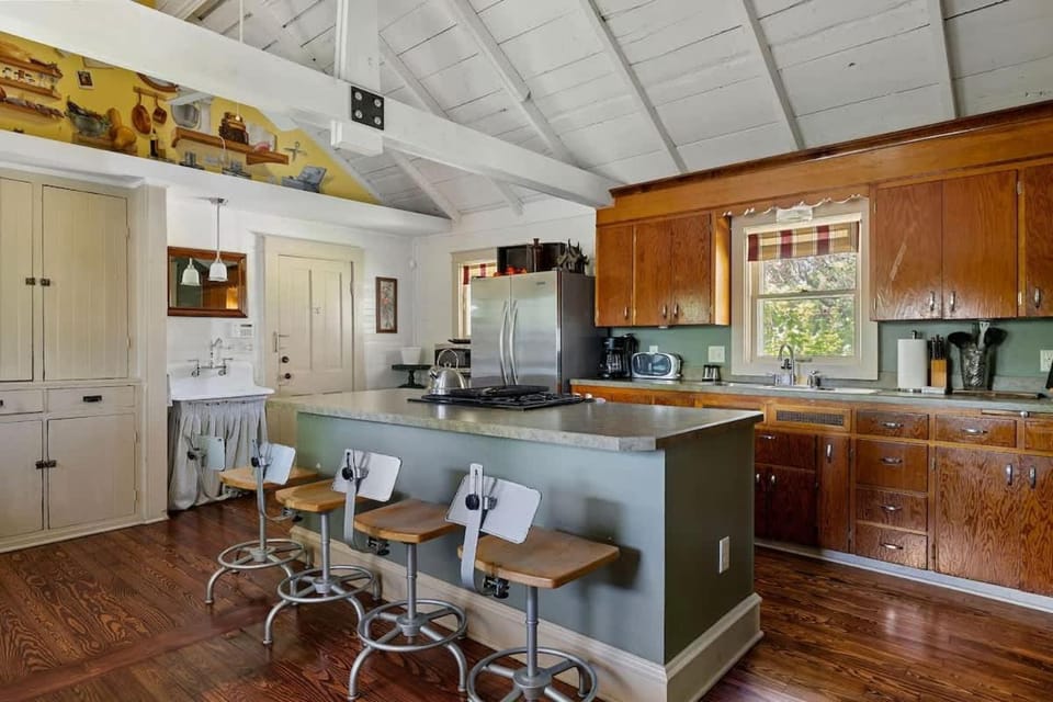 The Fourth Oak by Juniper Holiday + Home House in Three Oaks