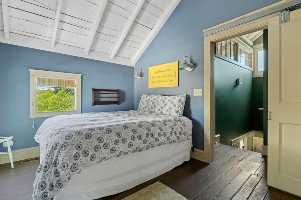 The Fourth Oak by Juniper Holiday + Home House in Three Oaks