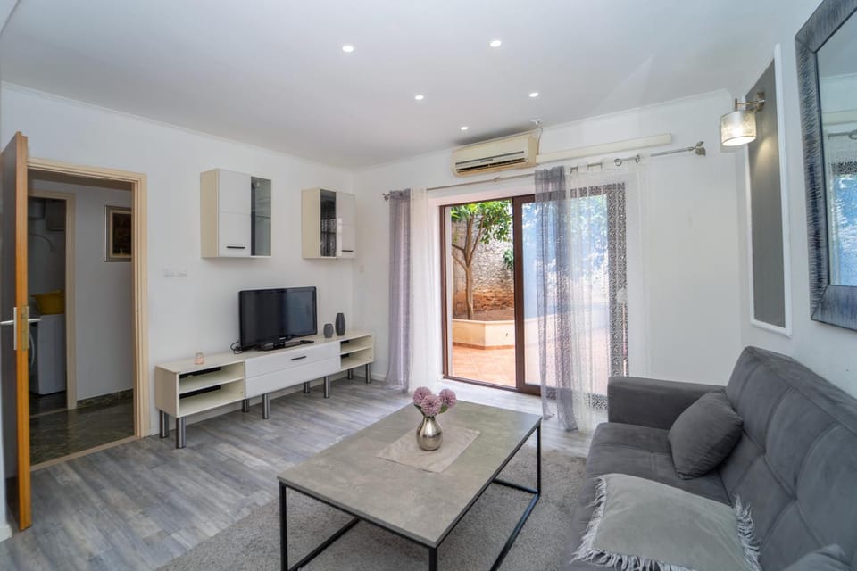 Communal lounge/ TV room, TV and multimedia, Living room, Seating area, air conditioner