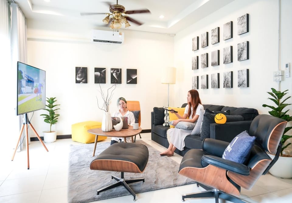 Communal lounge/ TV room, TV and multimedia, Living room, air conditioner