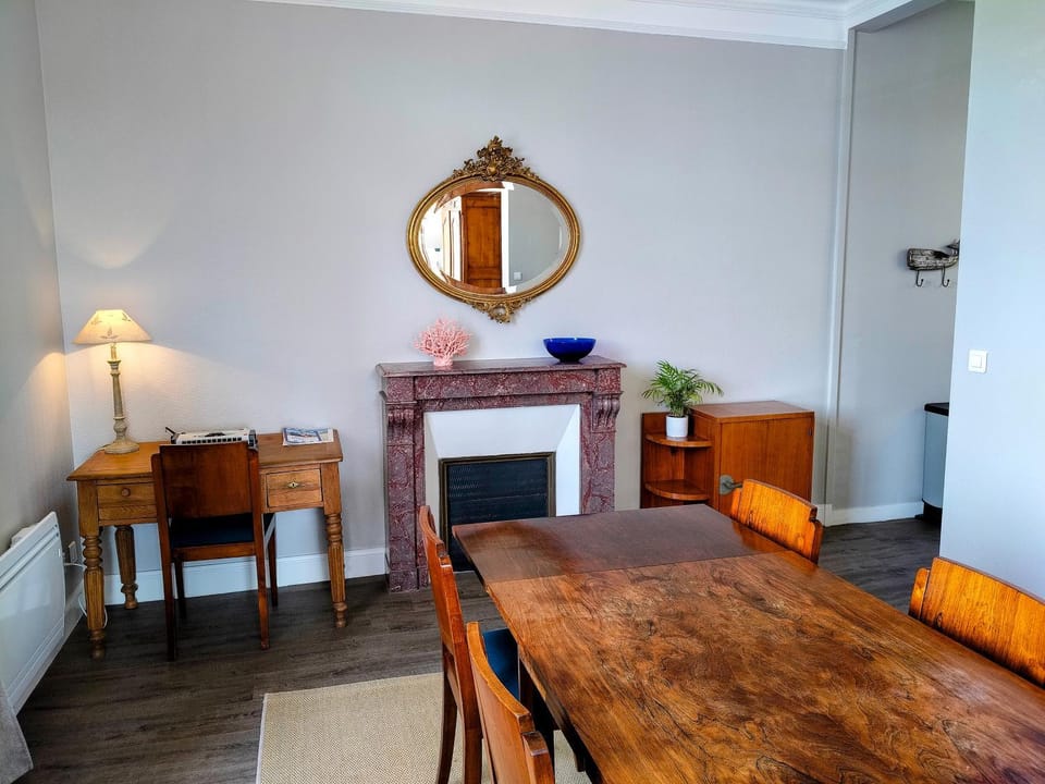 Seating area, Dining area