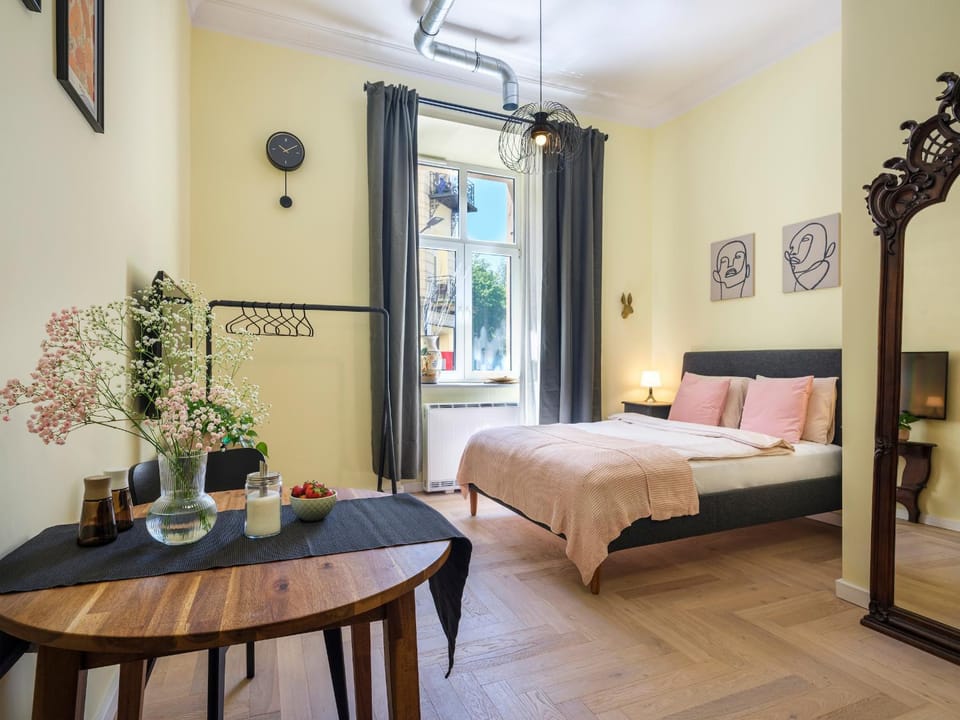 Yellow Studio - Kochanowskiego Apartment in Krakow