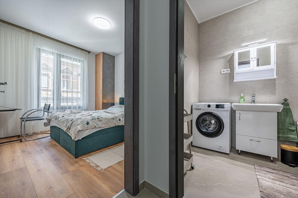 Toilet, Bed, Photo of the whole room, Bedroom, washing machine