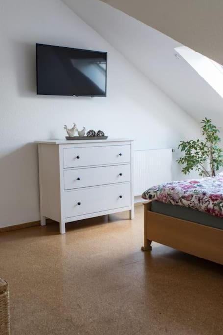 Bed, TV and multimedia, Bedroom