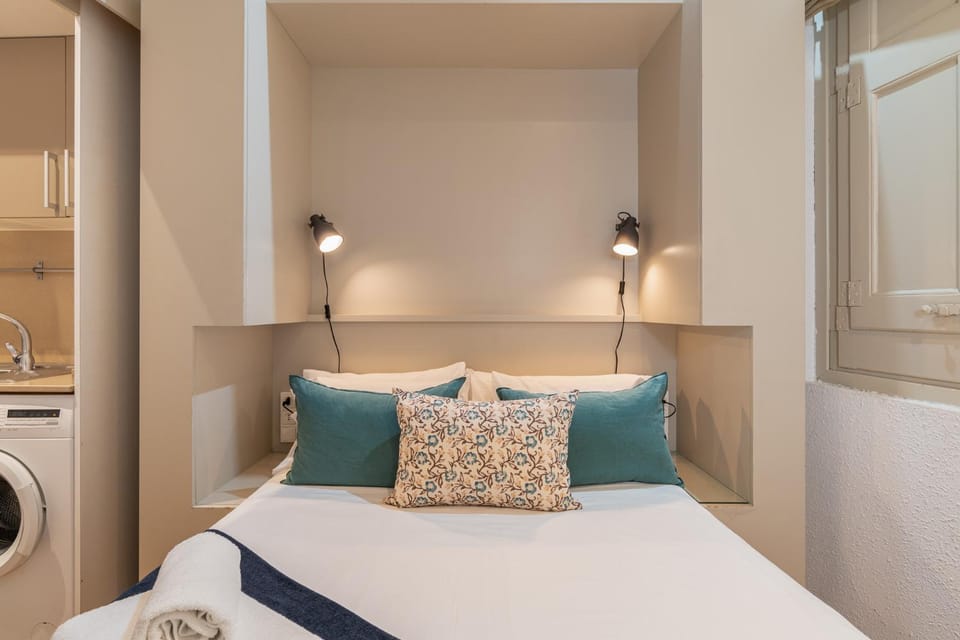Bed, Photo of the whole room, Bedroom, towels, washing machine, dryer