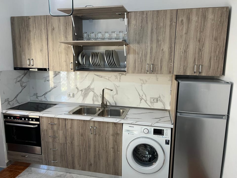 Kitchen or kitchenette, oven, washing machine