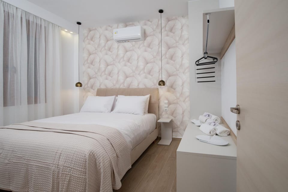 Bed, Photo of the whole room, Bedroom, towels, air conditioner