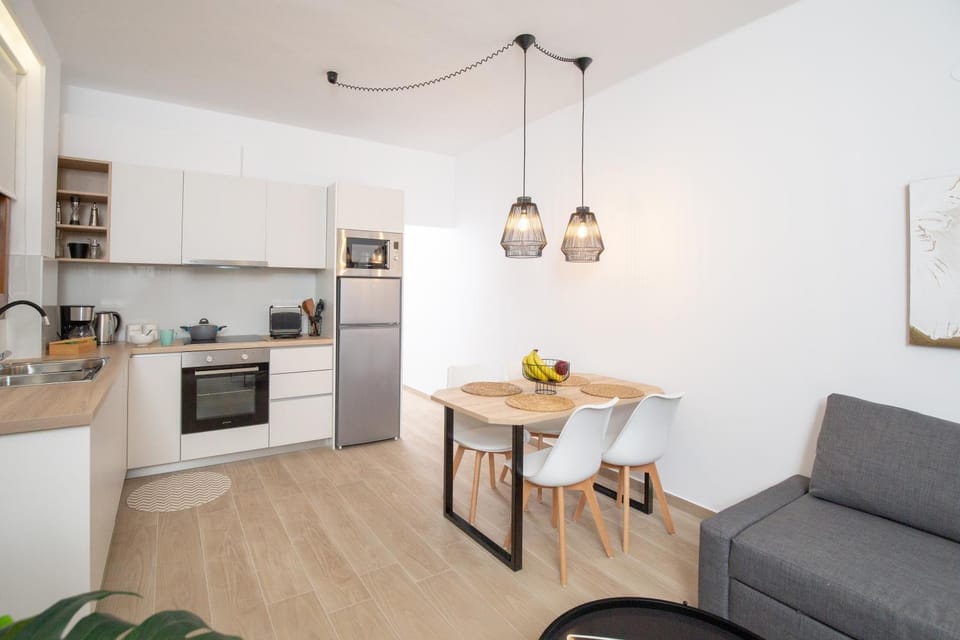 Kitchen or kitchenette, Living room, Seating area, Dining area, dishwasher, oven, stove, toaster