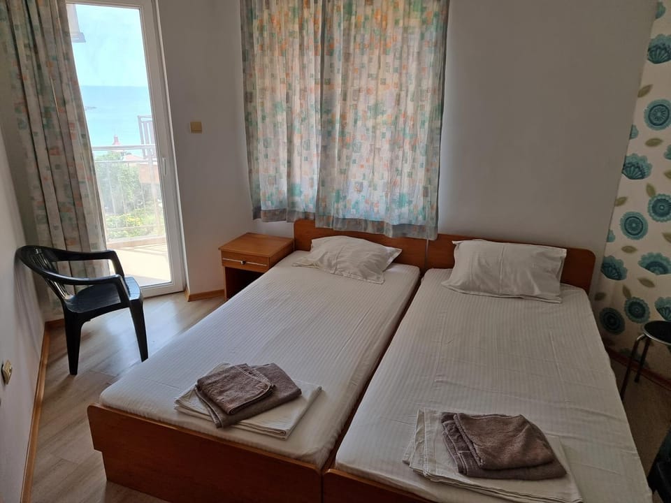 Bed, Photo of the whole room, towels