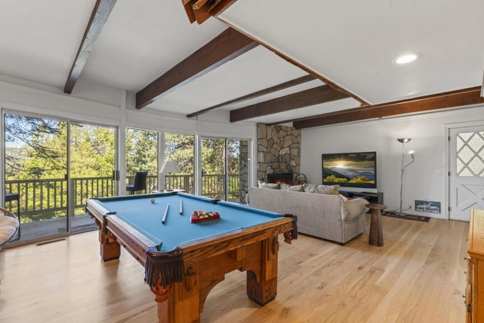 Luxe Mountain Retreat Lake Village Close Game Room AC Backs up to trails House in Lake Arrowhead
