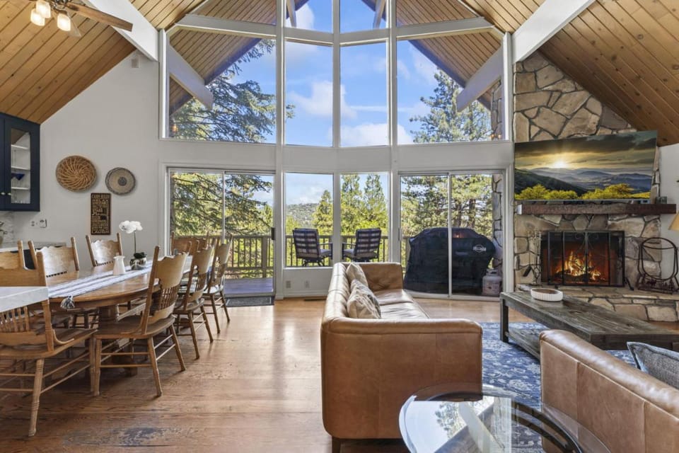 Luxe Mountain Retreat Lake Village Close Game Room AC Backs up to trails House in Lake Arrowhead