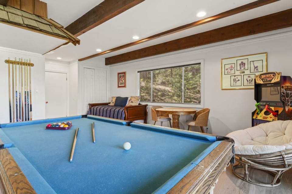 Luxe Mountain Retreat Lake Village Close Game Room AC Backs up to trails House in Lake Arrowhead
