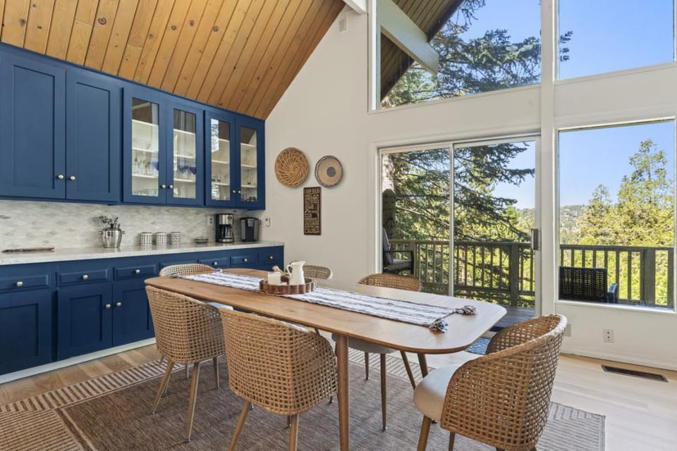 Luxe Mountain Retreat Lake Village Close Game Room AC Backs up to trails House in Lake Arrowhead