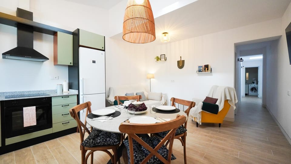 Kitchen or kitchenette, Living room, Seating area, Dining area, stove
