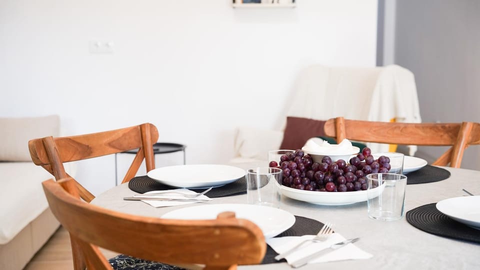 Living room, Food and drinks, Seating area, Dining area, Food