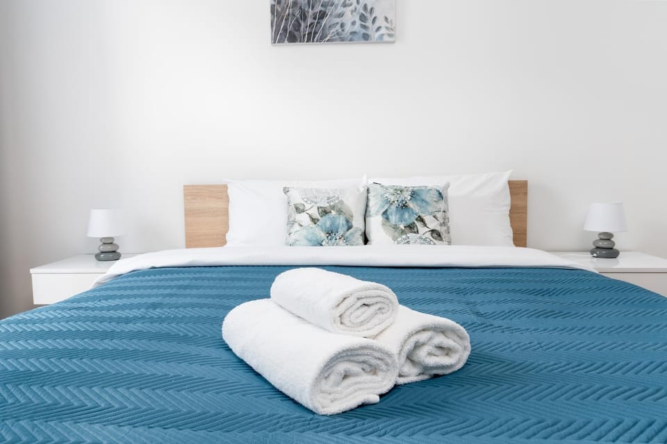 Bed, Bedroom, towels