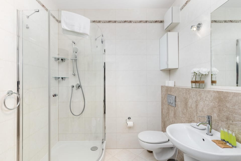 Shower, Toilet, Bathroom, towels