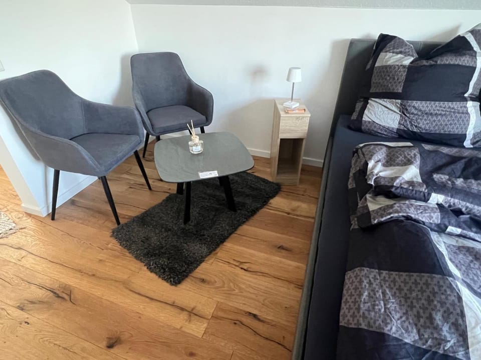 Photo of the whole room, Seating area