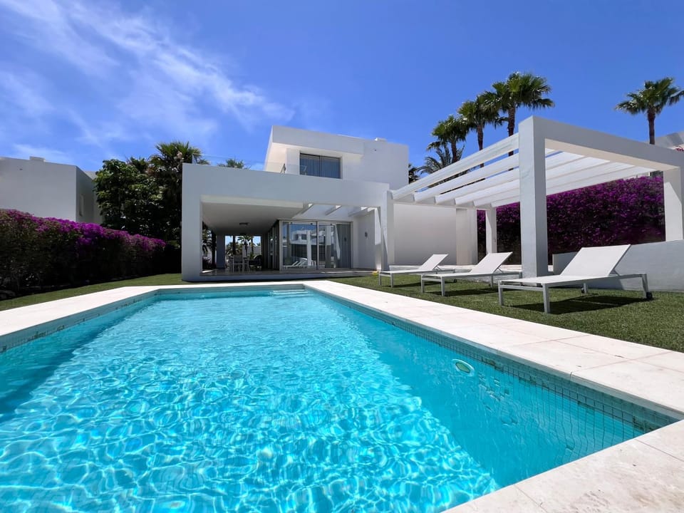 Property building, Day, Garden, Garden view, Pool view, Swimming pool, sunbed