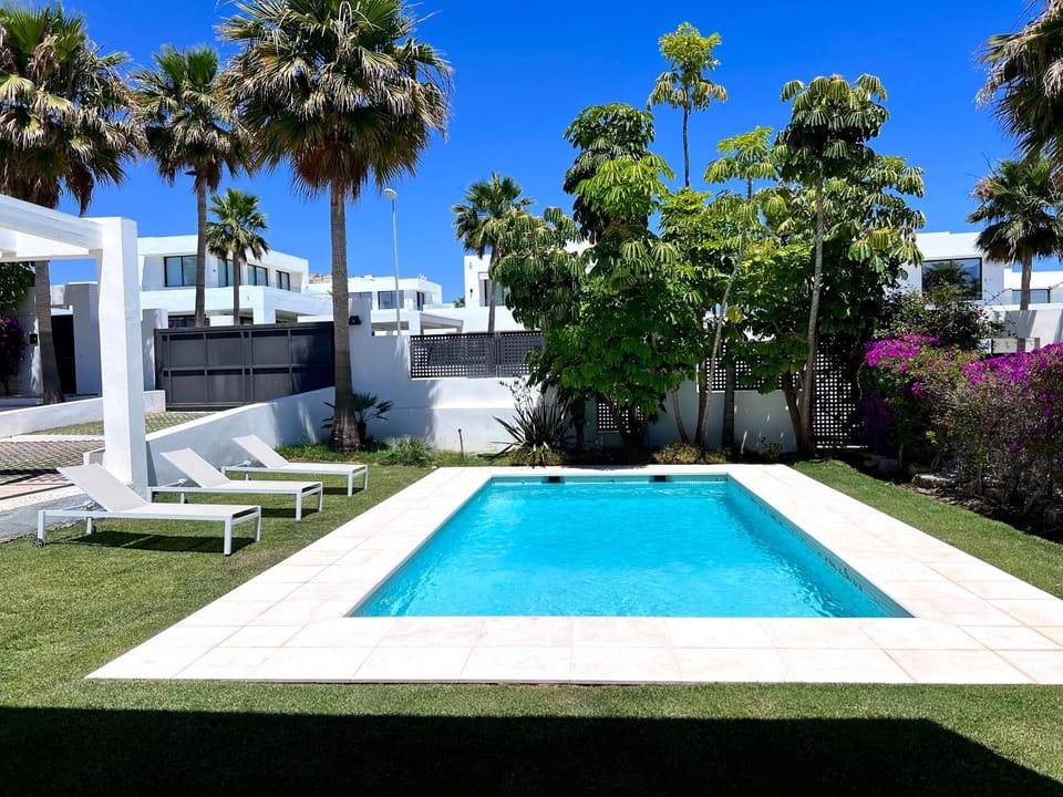 Garden, Garden view, Pool view, Swimming pool, sunbed