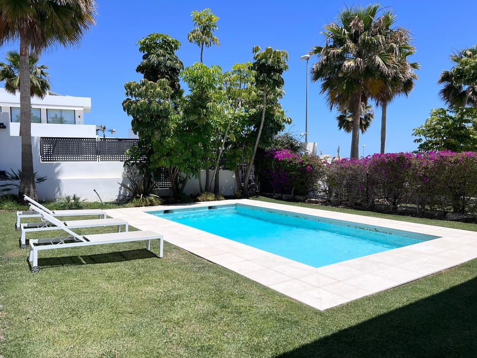 Garden, Garden view, Pool view, Swimming pool, sunbed