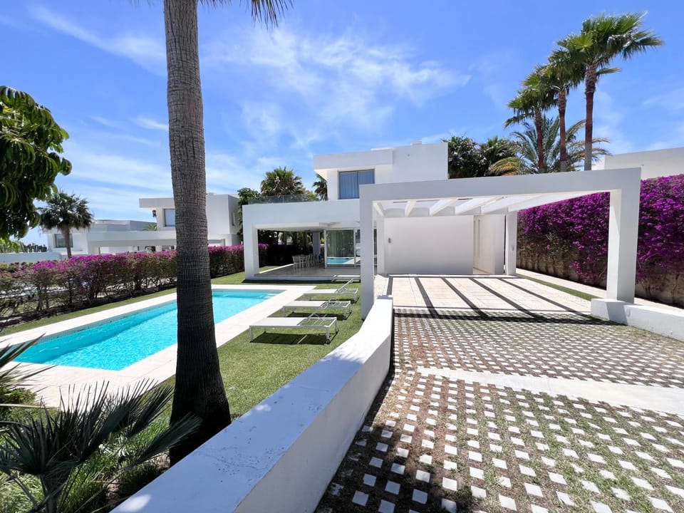 Property building, Day, Garden, Garden view, Pool view, Swimming pool, Parking, sunbed