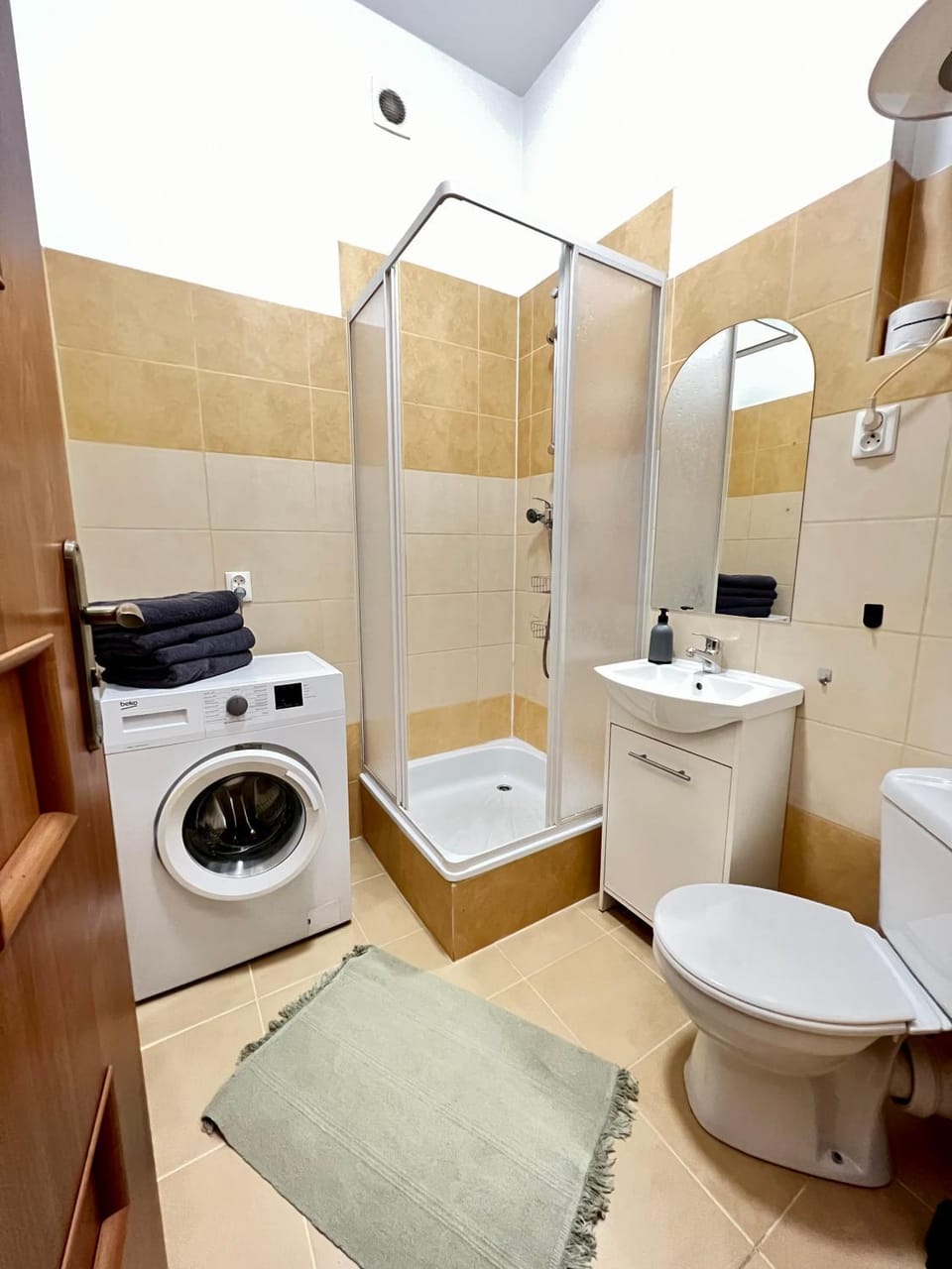 Shower, Toilet, Bathroom, towels, washing machine