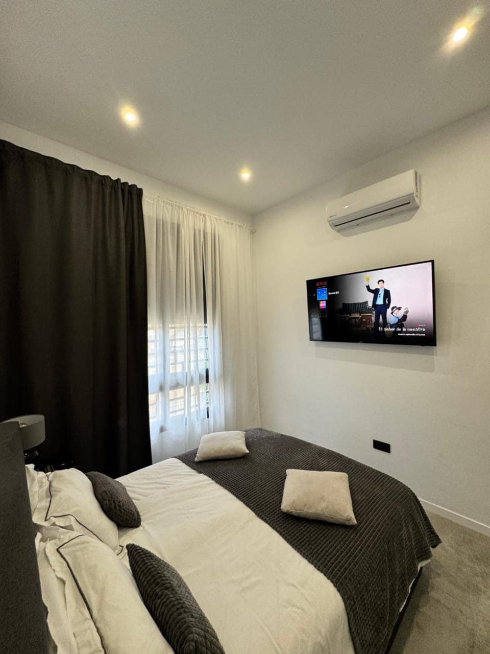 Bed, TV and multimedia, Photo of the whole room, Bedroom, air conditioner