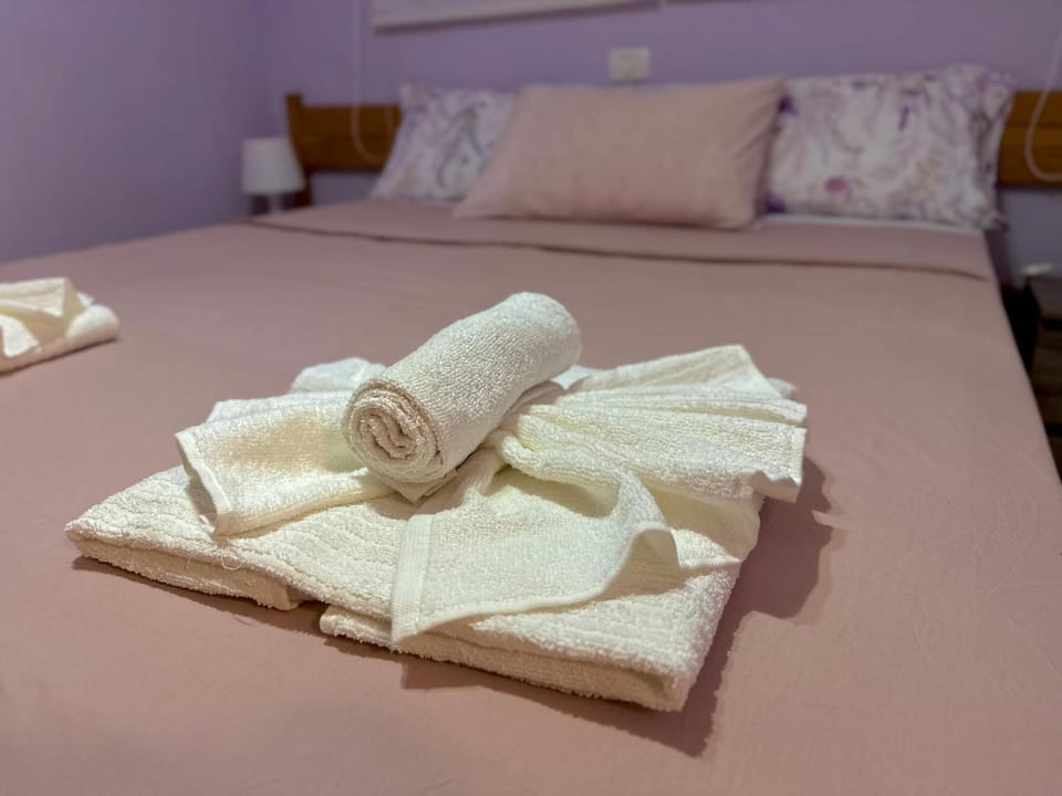 Bed, towels