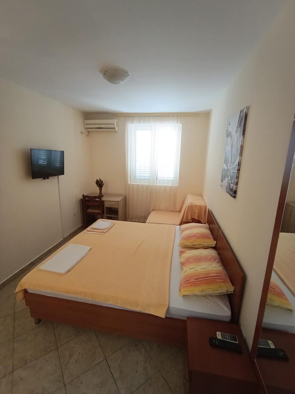 Bed, TV and multimedia, Photo of the whole room, Bedroom, air conditioner