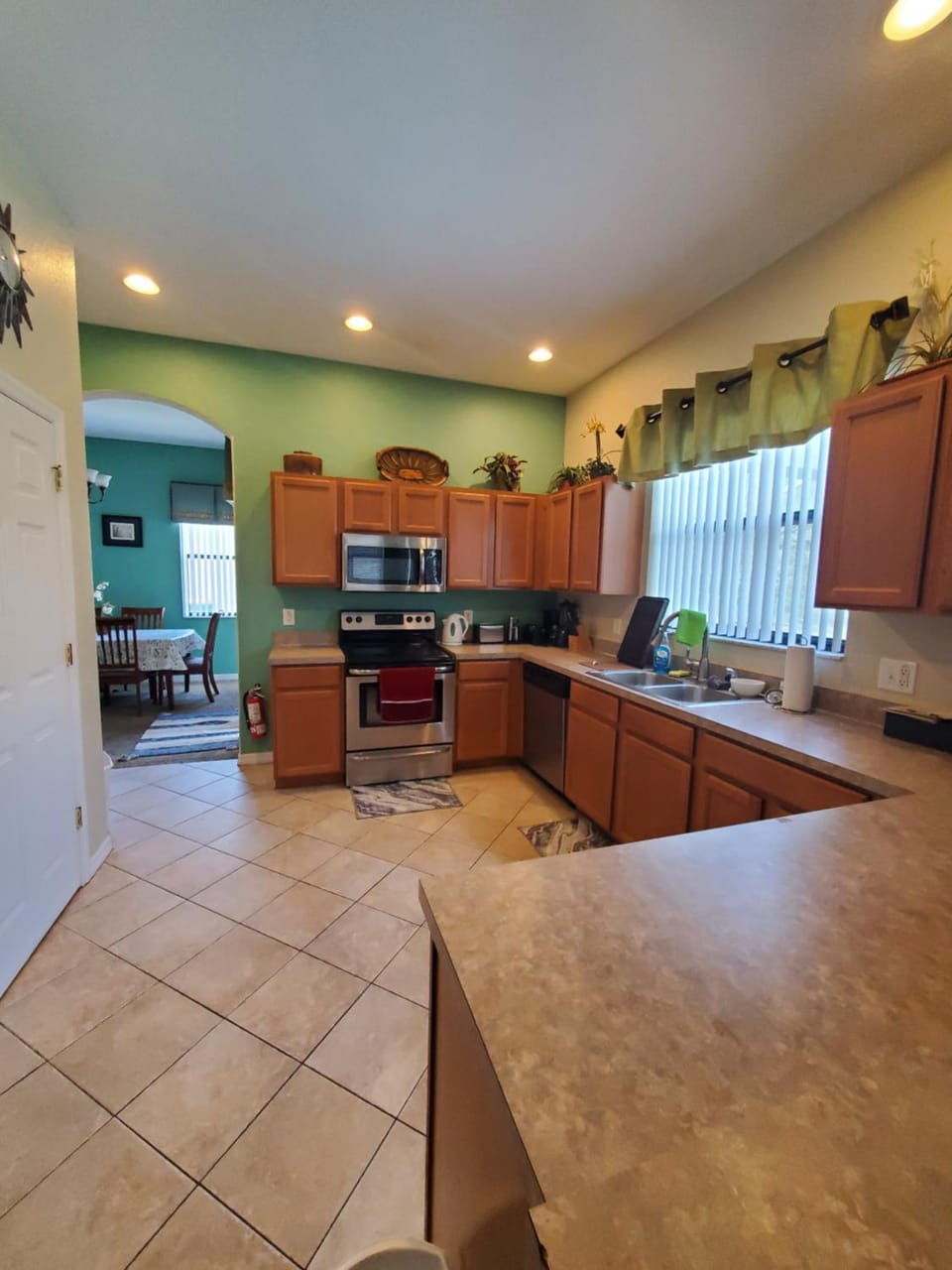 Kitchen or kitchenette, dishwasher, oven, toaster
