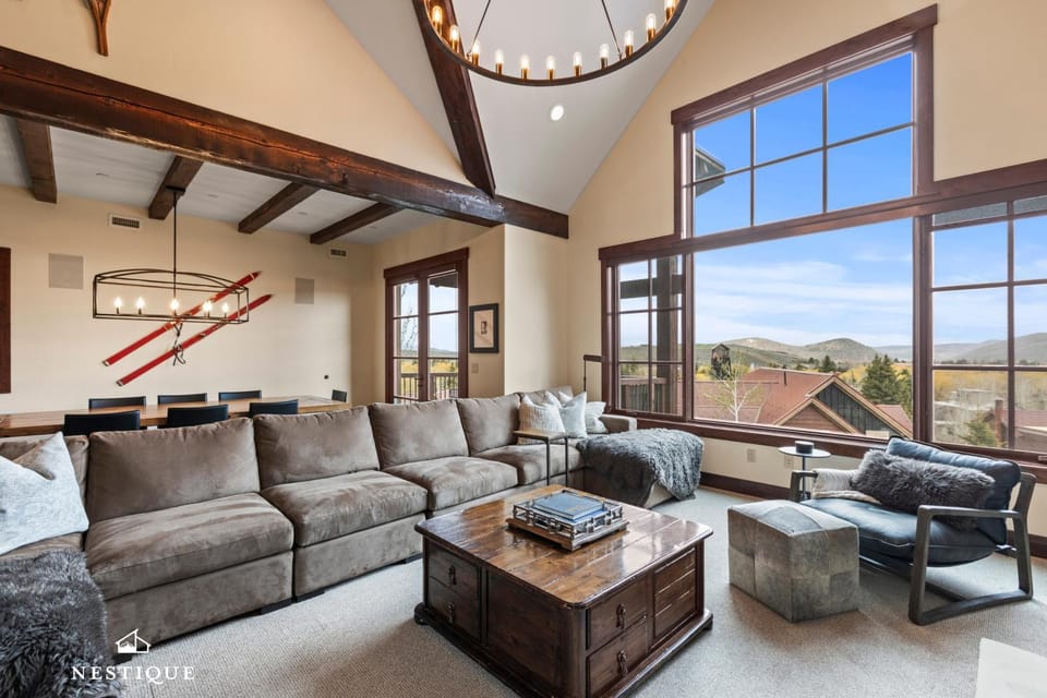 Slopeside Sanctuary at Silver Star Resort Ski-In Ski-Out Condo Hosted by Nestique Apartment in Park City