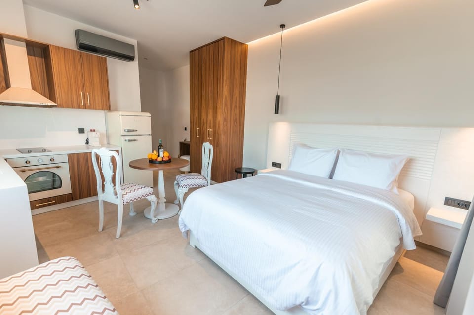Bed, Photo of the whole room, Dining area, oven, stove