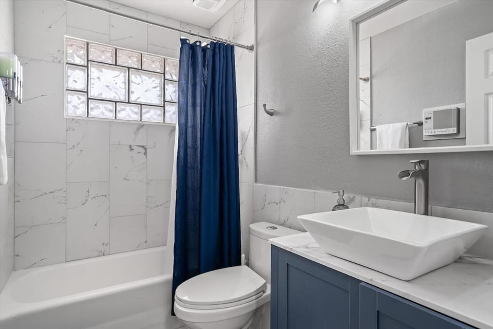 Shower, Toilet, Bathroom, Bath, towels