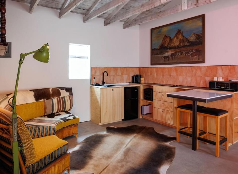 Kitchen or kitchenette, Seating area, Dining area