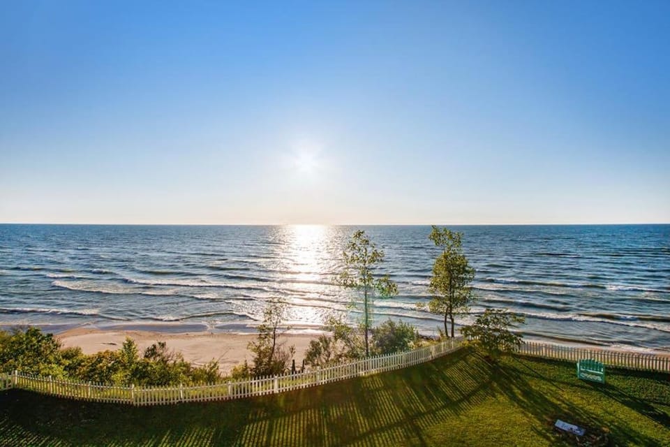 Lake Michigan Retreat- Upper Duplex House in Lake Michigan Beach