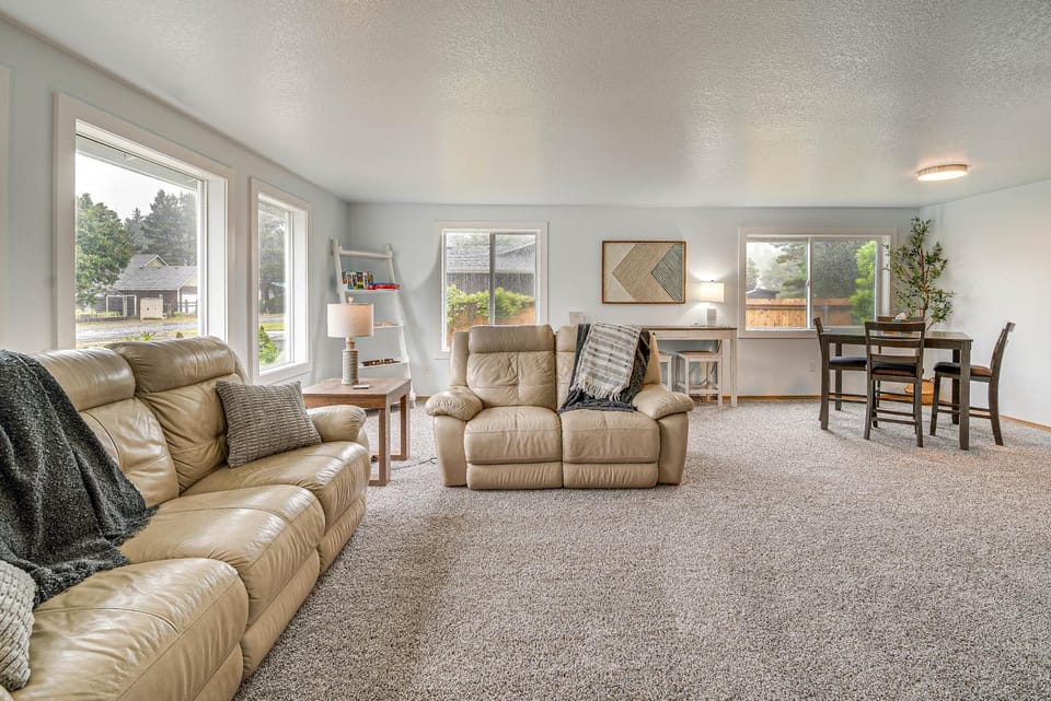 The Crab Shack Westport Home Half-Mi to Beach! House in Westport